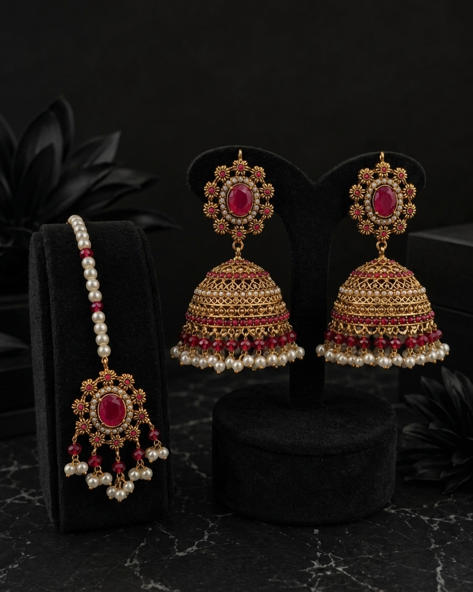 Avelin Jhumki With Maang Tikka